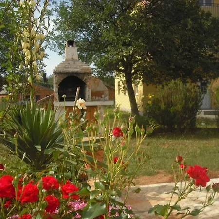 With 3 Bedrooms In Pula, With Enclosed Garden And Wifi - 1 K Apartment *